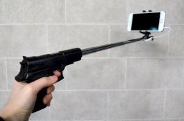 Selfie Ekstrem dengan Pistol, Anak Kontraktor Ini Tak Sengaja Tarik Pelatuk