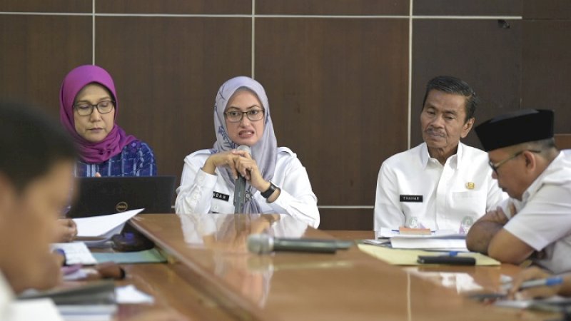 Bupati Luwu Utara Indah Putri Indriani (kedua kiri) dan Wabup Thahar Rum.