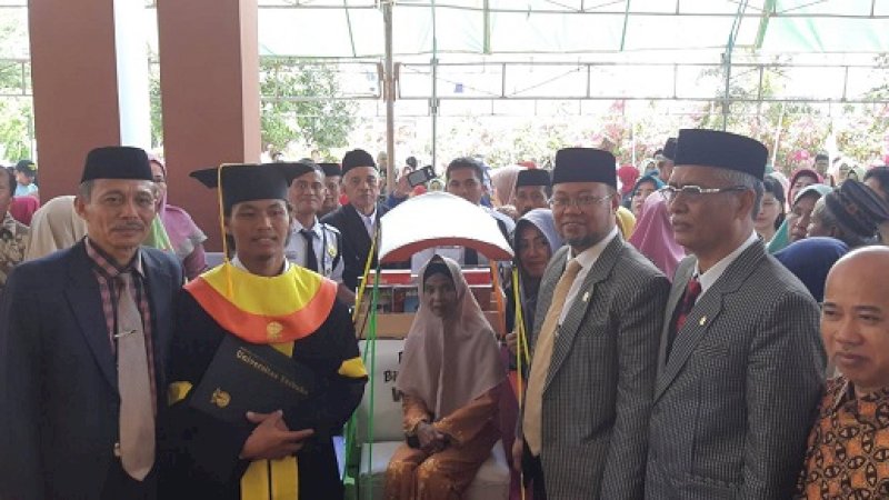 Muhammad Hamzah Amirullah, 26 tahun, mahasiswa program studi manajemen S1 pada Upacara Penyerahan Ijazah Lulusan Pascaserjana, Sarjana, dan Diploma tahap II - Tahun 2018 Universitas Terbuka Makassar mendadak haru, Minggu (18/11/2018).