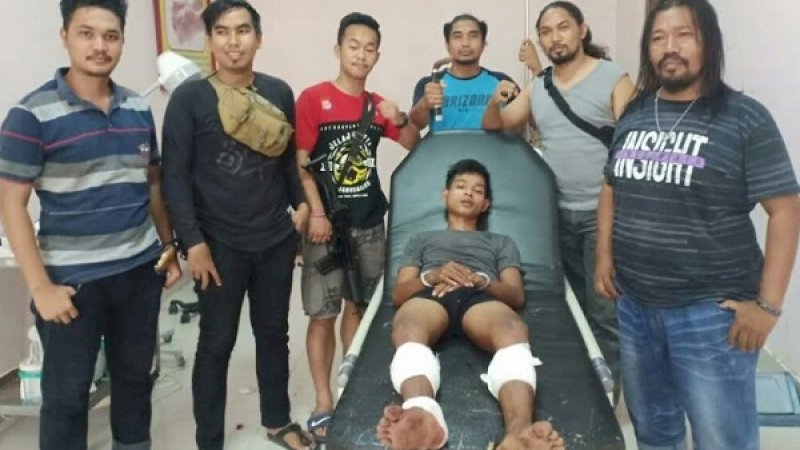 Agu terbaring di atas bangsal, usai menjalani operasi pengangkatan proyektil peluru dari kedua betisnya.
