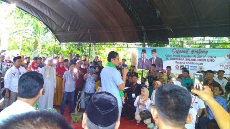 Sandiaga Uno ketika berdialog dengan para petani kakao di pusat pembibitan kakao di Desa Labessi, Kecamatan Marioriwawo, Soppeng, Rabu (26/12/2018).