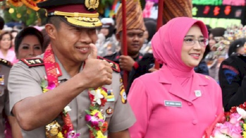 Kapolda Sulsel Irjen Pol Umar Septono dan istri saat pertama kali tiba di Makassar beberapa waktu lalu.