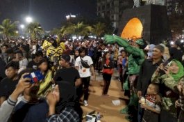 Hulk dan Transformer Ikut Tahun Baru di Losari, Lampu Padam