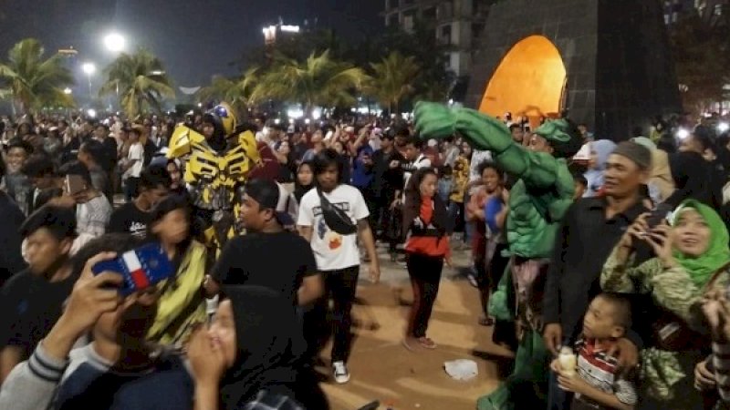 Tokoh Hulk dan Transformer, ikut menambah kemeriahan malam pergantian tahun di Pantai Losari.