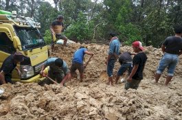 Jalan di Mamasa Rusak Parah, Warga Harus Bermalam dan Tarik Mobil