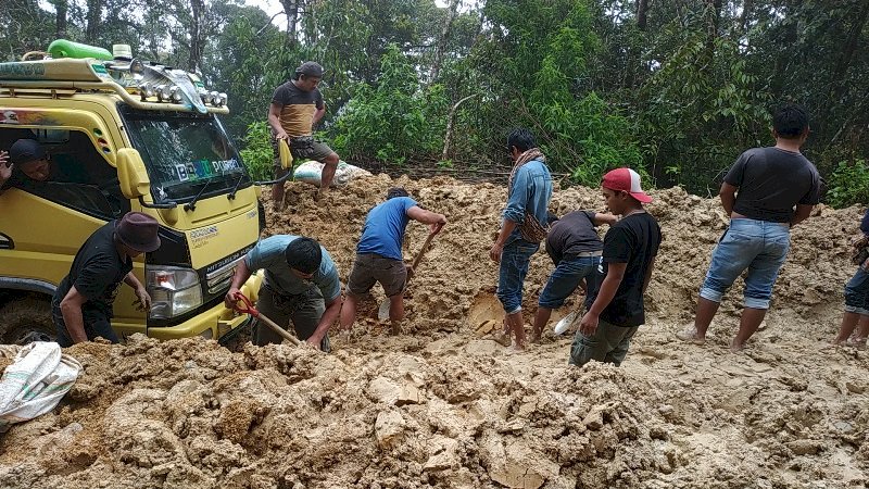 Jalan Poros menuju Kecamatan Nosu, Kabupaten Mamasa, Sulawesi Barat.