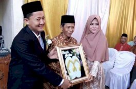 Cerita di Balik Pernikahan Bermahar Sandal Jepit