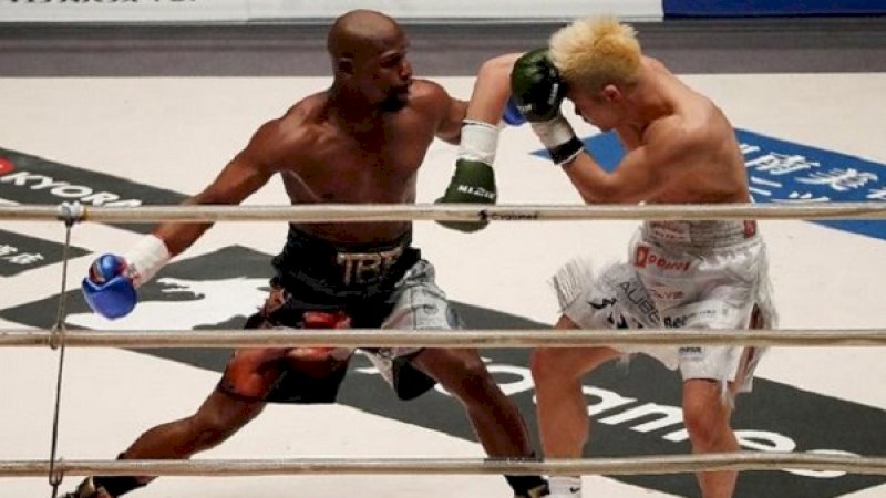 Pertarungan Floyd Mayweather Jr (kiri) melawan Tenshin Nasukawa di Saitama Super Arena, Jepang, Senin malam Wita (31/12/2018). (Foto: Reuters)