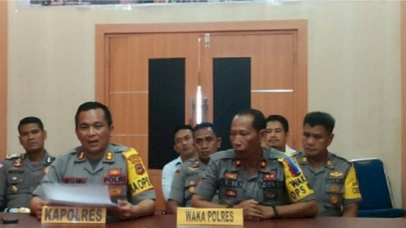 Konferensi pers di aula Polres Luwu Utara, Jalan Jenderal Ahmad Yani, Masamba, Senin (31/12/2018).