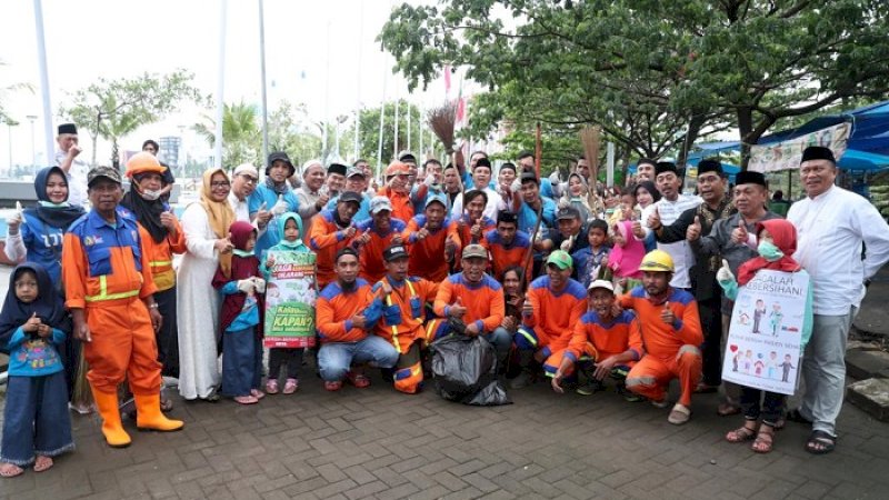 Wali Kota Makassar Ramdhan Pomanto bersama petugas kebersihan.