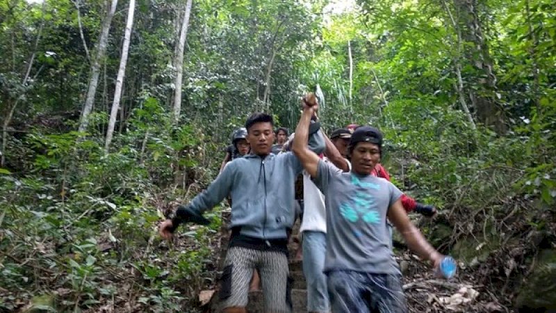 Proses evakuasi korban RP di Air Terjun Kadundung, Kecamatan Latimojong.