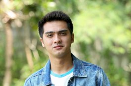 Artis Ini Sambut Tahun Baru di Masjid