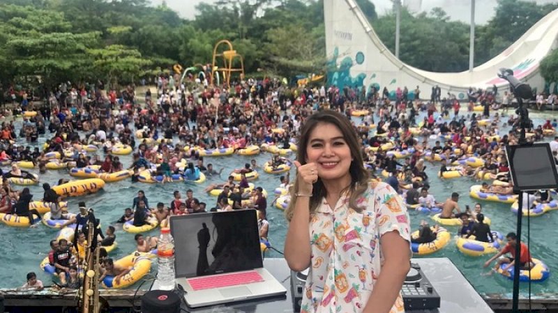 DJ Aimee meramaikan liburan awal tahun di Bugis Waterpark Adventure, Selasa (1/1/2018).