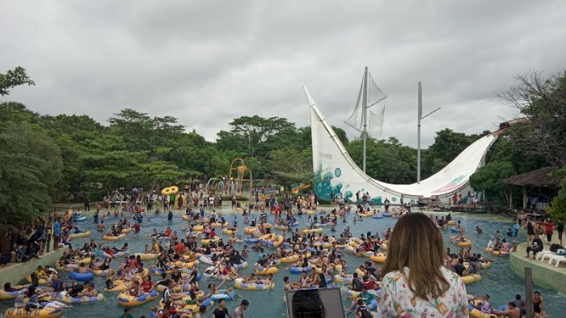 Pengunjung Bugis Waterpark Adventure, Selasa (1/1/2019).