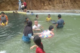 Nikmati Libur Tahun Baru, Thorig Husler Berenang Bareng Keluarga