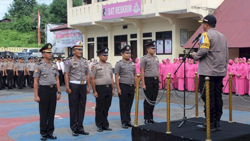 Upacara kenaikan pangkat di halaman Mapolres Soppeng, Rabu (2/1/2018).