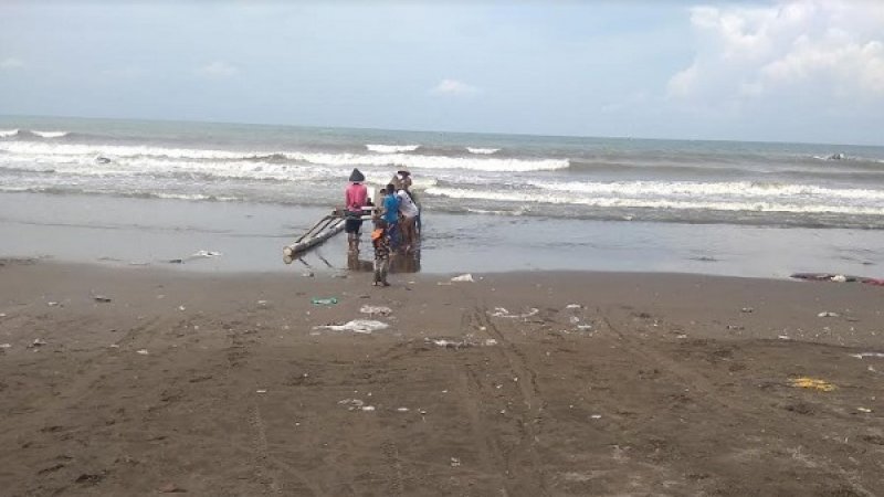 Dg Lallo, menambatkan perahunya. Ombak tinggi membuatnya surut.