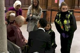 Pria Menikam Sambil Takbir, Wanita Berjilbab Sigap Tolong Korban