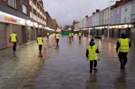 Ribuan Remaja Muslim Inggris Bersihkan Sampah Malam Tahun Baru