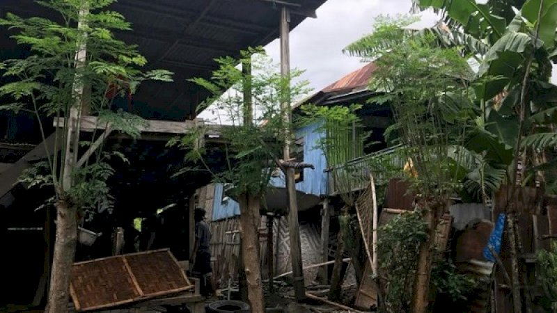 Rumah pelaku mesum dibongkar warga. Keduanya diusir dari Desa Arungkeke Pallantikan, Jeneponto.