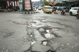 Hati-hati, Banyak Jalan Berlubang di Kota Parepare
