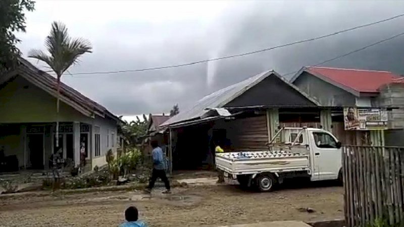 Penampakan pusaran angin puting beliung di Kecamatan Bua, Luwu.