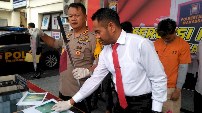 Polisi saat merilis dua pelaku penikaman terhadap anggota Brimob Polda Sulsel, Kamis (3/1/2019). Foto: Syukur