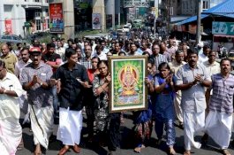 Satu Orang Tewas Dalam Bentrokan Menentang Wanita Masuk Kuil