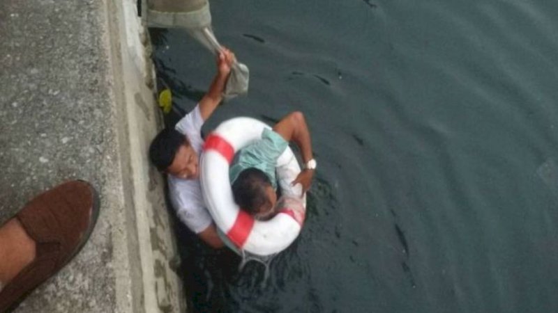 Sanguan Kaenreung tidak ragu-ragu untuk melompat ke kanal dingin untuk menyelamatkan Somkid Khaoyai sementara polisi dan yang lainnya masih merumuskan rencana penyelamatan. (Foto: Asia News)