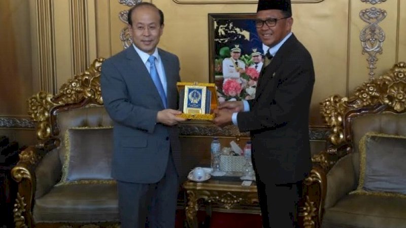 Gubernur Sulsel, Nurdin Abdullah, memberikan cendera mata kepada Duta Besar Tiongkok untuk Indonesia, Xiao Qian, di rumah jabatannya, Jalan Jenderal Sudirman, Kamis (3/1/2018).