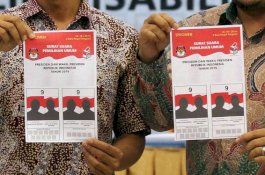 Jokowi-Ma'ruf Pilih Koko Putih, Prabowo-Sandiaga Pakai Jas Khas Presiden-Wapres