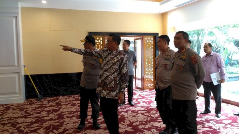 Gubernur Sulawesi Selatan, Nurdin Abdullah mengajak Wakapolda Sulsel, Brigadir Jenderal (Brigjen) Polisi Adnas melihat langsung lounge kantor gubernur Sulsel, di Jalan Urip Sumoharjo, Jumat (4/1/2019).