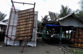 Gazebo Bertebrangan, Puluhan Rumah di Pinrang Dihantam Angin Kencang