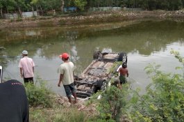Dikemudikan Putrinya, Mobil Caleg DPR RI Asal Tanete Terjun ke Empang di Bantaeng