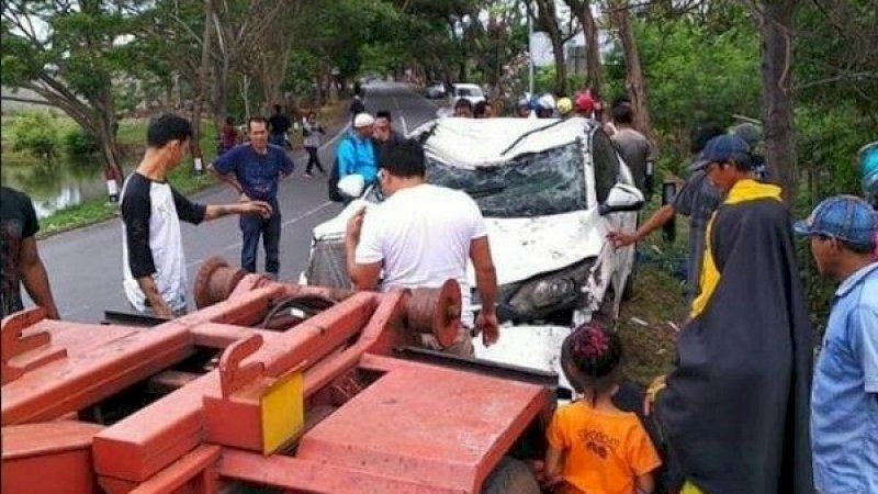 Mobil milik H Asri Tubba ringsek parah akibat lakalantas di Bantaeng.