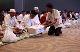 Zikir Tahun Baru Four Point Kumpulkan Donasi untuk Korban Tsunami di Lampung