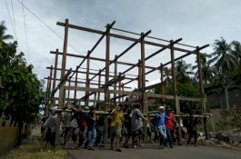 Gotong Royong Pindahkan Rumah Ala Barukku