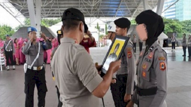 Suasana pemecatan Brigpol Dewi. Dia bersama rekannya, dipecat dengan tidak hormat (PDTH), setelah terbukti video call bugil dengan seorang napi di Lampung. 