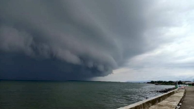 Awan mirip tsunami di Pantai Sumpang Binangae, Barru.