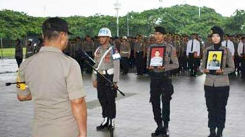 Brigpol Dewi (kanan), bersama rekannya pada upacara pemecatan sebagai anggota Polri di Lapangan Karebosi, Makassar, beberapa waktu lalu.