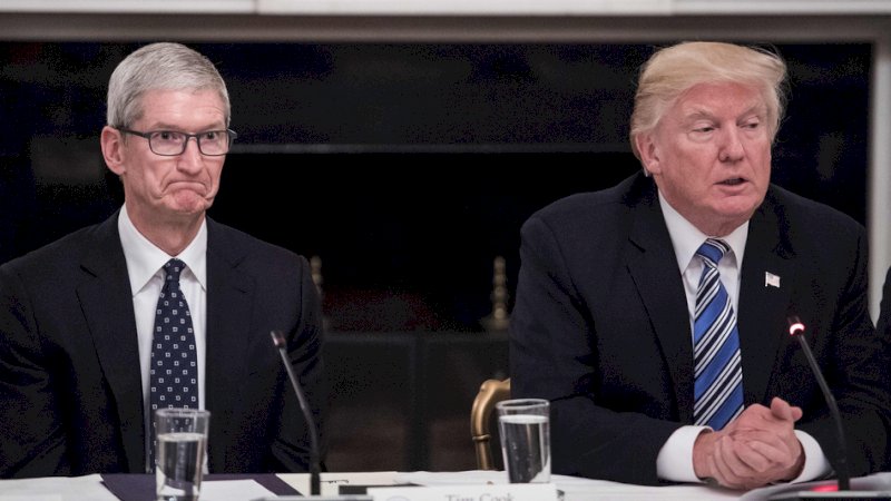 CEO Apple Tim Cook dan Presiden Donald Trump