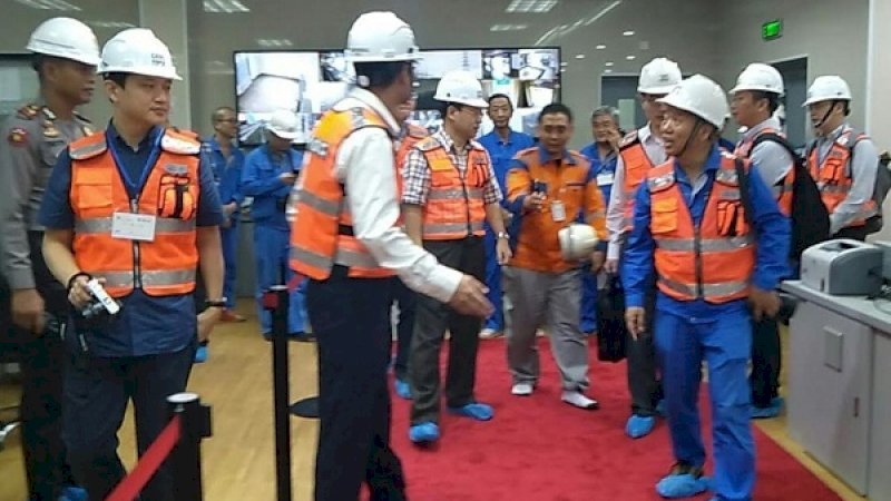 Tenaga kerja asal Tiongkok di PLTU Punagaya, saat menyambut Duta Besar Tiongkok untuk Indonesia, Xiao Qian.