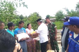 Serahkan Bantuan Sembako, Bupati Lutim Minta Korban Puting Beliung Tabah