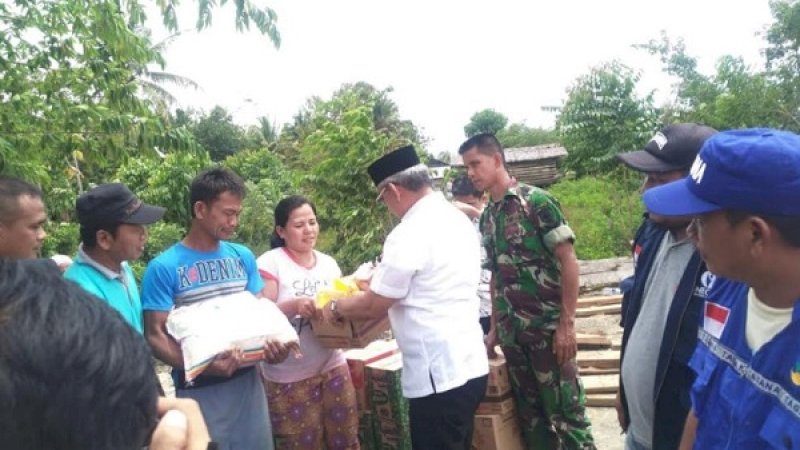 Serahkan Bantuan Sembako, Bupati Lutim Minta Korban Puting Beliung Tabah