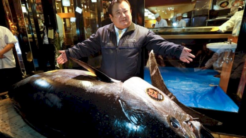 Kiyoshi Kimura memamerkan tuna sirip biru 278kg yang dibelinya dalam lelang pertama Pasar Toyosu di Tokyo, (Foto: Kimimasa Mayama / EPA)