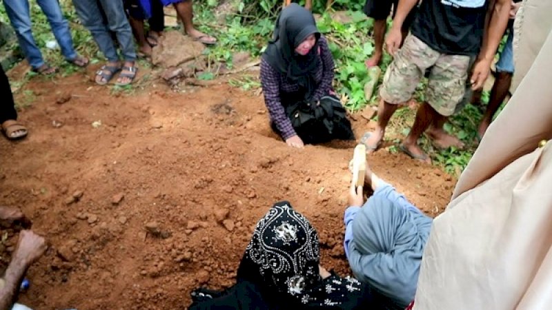 Makam Idrus Indrastono, di Desa Bulu-bulu, Tonra, tadi.