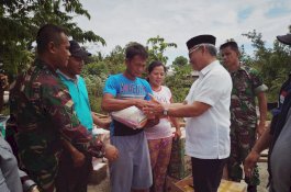 Bupati Luwu Timur Serahkan Bantuan Korban Angin Puting Beliung