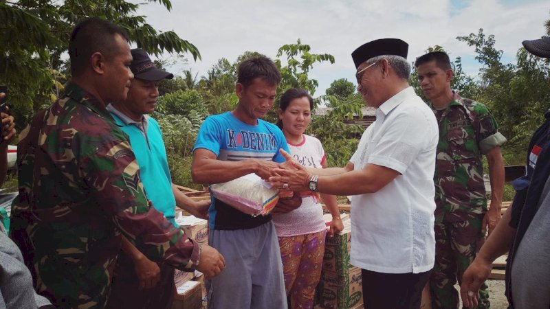 Bupati Luwu Timur Serahkan Bantuan Korban Angin Puting Beliung