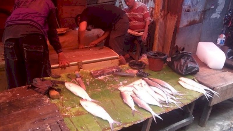 Penjual ikan di Pasar Terong, Sabtu (5/1/2019). (Foto: Rudi Salam/Rakyatku.com)