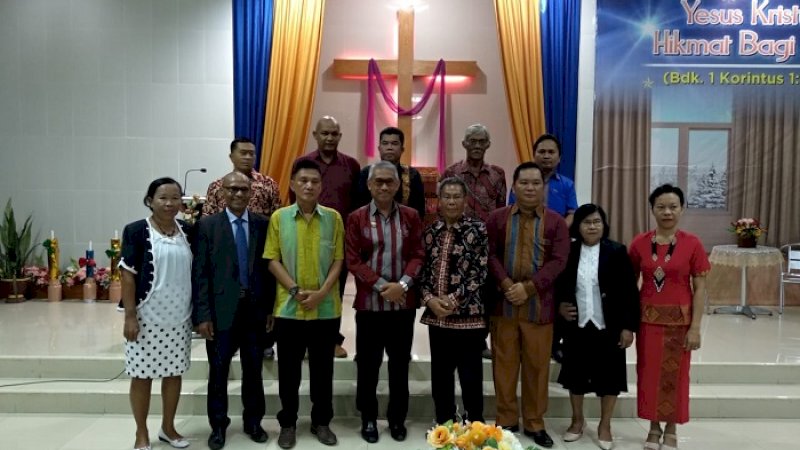 Bupati Luwu Timur menghadiri perayaan Natal di Gereja GKST Immanuel Malili, Sabtu (5/1/2019).